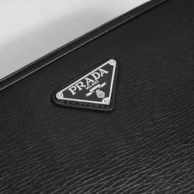 Представляем незаменимую вещь от Prada