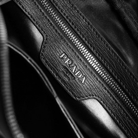 Представляем незаменимую вещь от Prada