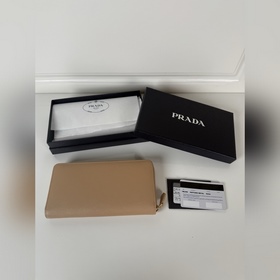 Кошелек Prada с одной молнией из кожи