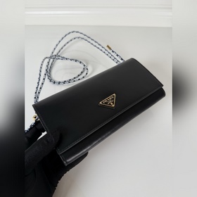 Женский кошелек-клатч Prada, модель： 1