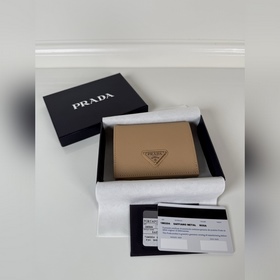 Женский компактный кошелек Prada с дву