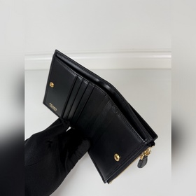 Универсальный компактный кошелек Prada