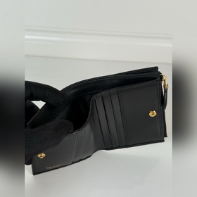 Универсальный компактный кошелек Prada