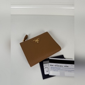 Универсальный короткий кошелек Prada,