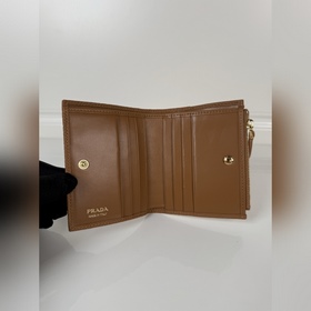 Универсальный короткий кошелек Prada, 