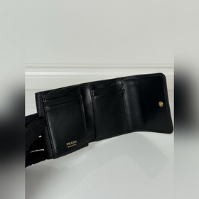 Женский короткий кожаный кошелек Prada