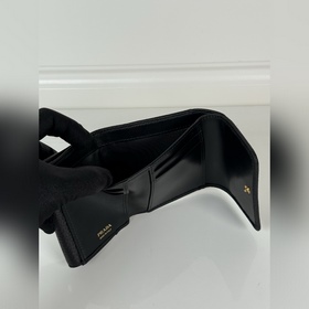 Женский короткий кожаный кошелек Prada