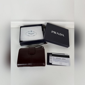 Короткий кошелек Prada из кожи теленка