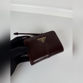 Короткий кошелек Prada из кожи теленка