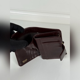 Короткий кошелек Prada из кожи теленка