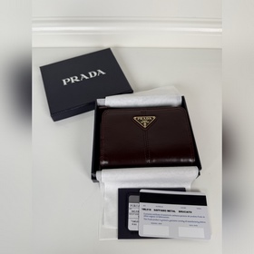 Короткий кошелек Prada из кожи теленка