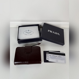 Короткий кожаный кошелек Prada из кори