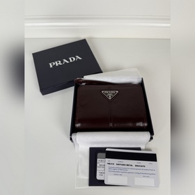 Короткий кожаный кошелек Prada из кори