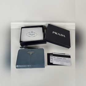 Синий кожаный кошелек Prada из телячье