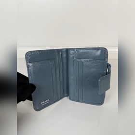 Синий кожаный кошелек Prada из телячье