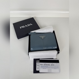 Синий кожаный кошелек Prada из телячье