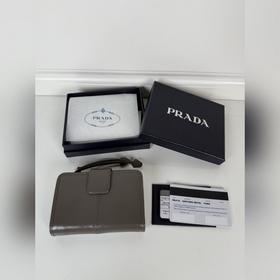 Короткий кожаный кошелек Prada из серо