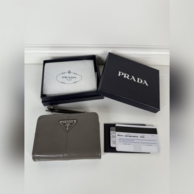 Короткий кожаный кошелек Prada из серо