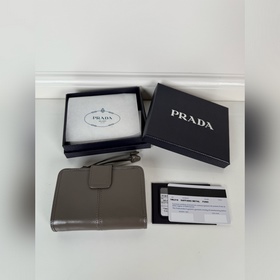 Короткий кожаный кошелек Prada из серо