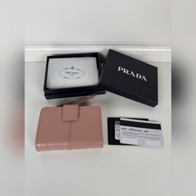 Короткий кожаный кошелек Prada из теля