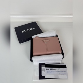 Короткий кожаный кошелек Prada из теля
