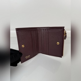 Универсальный компактный кошелек Prada