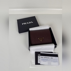 Женский компактный кошелек Prada с дву