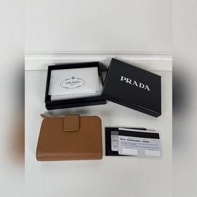 Женский короткий кожаный кошелек Prada