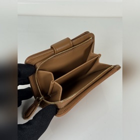 Женский короткий кожаный кошелек Prada