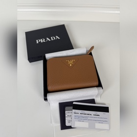 Женский короткий кожаный кошелек Prada