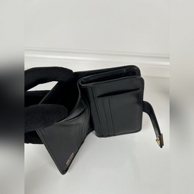 Женский короткий кошелек Prada с крест
