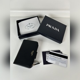 Женский короткий кожаный кошелек Prada
