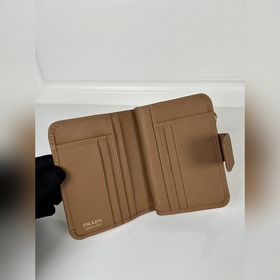 Женский короткий кожаный кошелек Prada