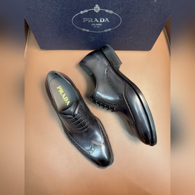 Классические кожаные туфли Prada с кож