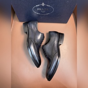 Классические кожаные туфли Prada с кож