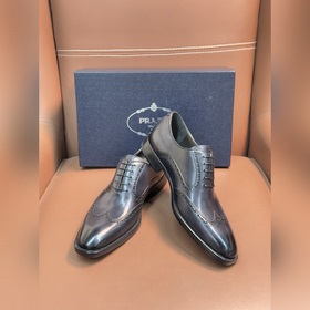 Классические кожаные туфли Prada с кож