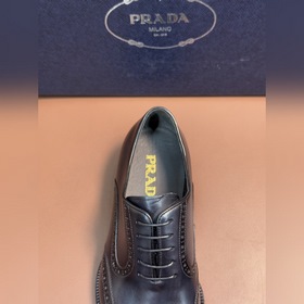 Классические кожаные туфли Prada с кож