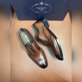 Классические кожаные туфли Prada с кож