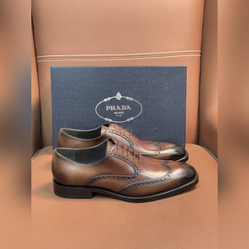 Классические кожаные туфли Prada с кож