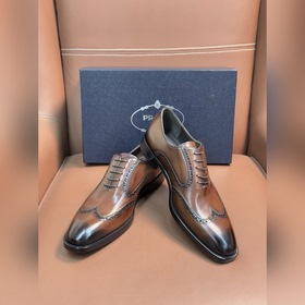 Классические кожаные туфли Prada с кож