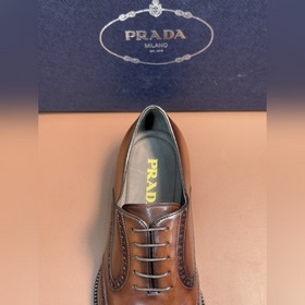 Классические кожаные туфли Prada с кож