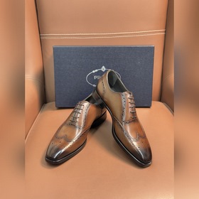 Классические кожаные туфли Prada с кож