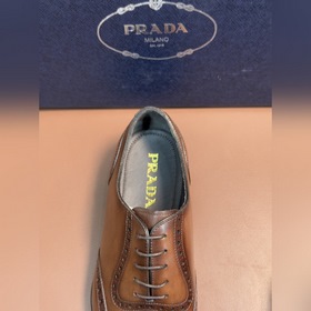 Классические кожаные туфли Prada с кож