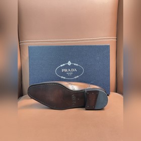 Классические кожаные туфли Prada с кож
