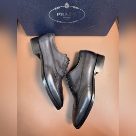 Классические кожаные туфли Prada с кож