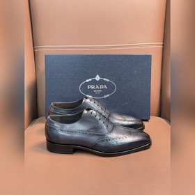 Классические кожаные туфли Prada с кож