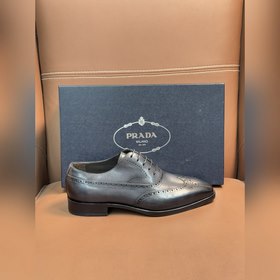 Классические кожаные туфли Prada с кож