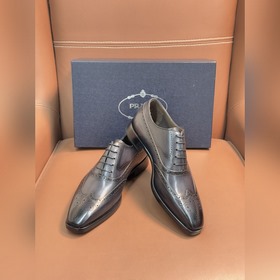 Классические кожаные туфли Prada с кож