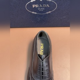 Классические кожаные туфли Prada с кож