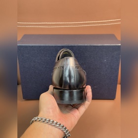 Классические кожаные туфли Prada с кож